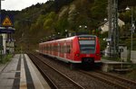 Gerade ist der 425 708-5/Eberbach am Neckar in Neckarhausen eingefahren, er ist als  S2 nach Kaiserslautern unterwegs am Nachmittag des 16.4.2016