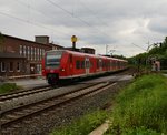 Auf den BÜ Kölner Straße ist der 425 093-2 am Freitag den 20.5.2016 als RE8 nach Mönchengladbach Hbf zu sehen.