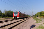 Der Immer noch mit dem 3 Löwentakt Logo unterwegs. Seit mehr als einigen Monaten sieht man einige Triebwagen der BR 425 mit dem Löwentakt Emblem im Raum Trier - Saarbrücken und Kaiserslautern. Ein Vertreter ist 425 118 und ein weiterer Vertreter ist 425 113. Aber nicht nur Außen kann man die Triebwagen erkennen, auch Innen, denn sie tragen immer noch über den Türen den Streckenplan der S-Bahnen um Mannheim herum. 425 118 RB Trier - Homburg kurz vor dem Bahnhof Bous Saar am 24.09.2016