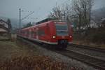 S1 nach Osterburken verlässt gerade Neckargerach, an diesem trüben Tag ist der 425 761-4 auf der Linie unterwegs. 31.12.2016