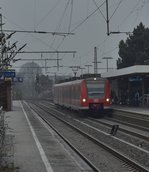 425 101 bei der Einfahrt in Rheydt Hbf als RE8, an diesem Tag ist er als Halbzug unterwegs gen Koblenz Hbf bei einsetzendem Schneegriseln, das später am Tag in Eisregen überging. 7.1.2017