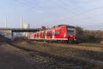 425 132 ist als RB Trier - Homburg Saar unterwegs und legt sich zwischen Ensdorf und Bous in die Kurve. Bahnstrecke 3230 Saarbrücken - Karthaus am 28.12.2016