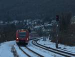 RE3 nach Heilbronn am Sonntagnachmittag in Neckarsteinach. 
An der Spitze des Zuges ist der 425 704-4 zu sehen. 15.1.2017