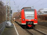 Die Rhein Niers Bahn (RB33) kommt die Kohlscheider-Rampe hoch aus Duisburg-Hbf/Heinsberg-Rheinland) nach Aachen-Hbf und hält in Kohlscheid und fährt in Richtung Richterich,Laurensberg,Aachen-West,Aachen-Schanz,Aachen-Hbf. 
Aufgenommen von Bahnsteig 2 in Kohlscheid. 
Bei Sonne und Wolken am Kalten am Nachmittag vom 19.2.2017.