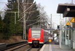 Ein Nachschuss von der Rhein Niers Bahn RB33 aus Aachen-Hbf nach Mönchengladbach-Hbf und kommt aus Richtung Aachen-Hbf,Aachen-Schanz,Aachen-West,Laurensberg,Richterich,Kohlscheid,Herzogenrath,Palenberg,Zweibrüggen,Frelenberg,Geilenkirchen,Süggerrath,Lindern,Brachelen,Hückelhoven-Baal,Baal und hilt in Erkelenz und fährt dann weiter in Richtung Herrath,Beckrath,Wickrath,Rheydt-Hbf,Mönchengladbach-Hbf. Aufgenommen vom Bahnsteig 2 in Erkelenz. 
Bei Sonnenschein am Nachmittag vom 12.3.2017.