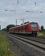 Nachschuß auf einen RB33 Zug nach Aachen, der aus den beiden Triebwagen 426 519-5 vorn und dem 426 527-8 hinten soeben den Bü Lerchenfeldstraße hinter sich gelassen hat und gleich den Bahnsteig in Anrath anfährt. Samstag den 25.6.2017
