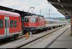 Noch bevor 426 012-1 von DB Regio Baden-Württemberg als RB 19746 nach Schaffhausen (CH) ihren Startbahnhof Singen(Hohentwiel) auf Gleis 3 verlässt, schleicht sich Re 4/4 II 11144 (420 144-8) SBB als IC 489 (Linie 87) nach Zürich HB (CH) von hinten heran.
[14.7.2018 | 16:56 Uhr]