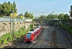 426 526-0 und 426 520-3, ehem. von DB Regio NRW und im Dienste von Abellio Rail Baden-Württemberg, als RB 19509 (RB17a) von Pforzheim Hbf bzw. RB 19609 (RB17c) von Bruchsal nach Stuttgart Hbf verlassen das südliche Gleisvorfeld des Bahnhofs Ludwigsburg.
Aufgenommen vom  Gießhaus-Steg .
Bild durchlief die Selbstfreischaltung (Oberleitung vor der Zugfront).
[26.7.2019 | 9:06 Uhr]