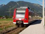 426 032-9 hat kurz Bahnhof Garmisch-Partenkirchen wiederverlassen und fhrt durch dem Haltepunkt Hausberg nach Reutte. 15.08.07