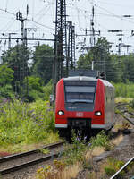 Der Elektrotriebzug 426 021-2 ist hier Ende Juni 2024 kurz vor der Ankunft am Wanne-Eickeler Hauptbahnhof zu sehen.