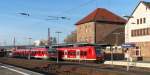 Abfahrt - Eine alltägliche Situation im Bahnhof Dillingen/Saar.
Zwei Regionalbahnen stehen zur Abfahrt bereit.
Die RB nach St. Ingbert in Form von 426 043 und einem Schwestertriebwagen hat sich schon langsam in Bewegung gesetzt.
628 705 wartet noch auf Gleis 2 auf die RB aus Richtung Saarbrücken und wird sich danach ins Tal der Nied in Bewegung setzen.
Ausnahmsweise steht durch die etwas spätere Abfahrzeit der 628er auf Gleis 2, normalerweise auf Gleis 1. Um diese Zeit ist wegen Schulende der Berufsschulen und der weiterführenden Schulen die Zeit 20 Minuten nach Hinten verschoben.
Nur die Gleise 1 - 4 - 5 sind nämlich Behinderten gerecht ausgebaut.
628 705 trug mal die Aufschrift der  Westfrankenbahn 
02.12.2013