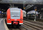 Die Rhein Niers Bahn (RB33) steht im Aachener-Hbf bereit zur Abfahrt nach Duisburg-Hbf.
Aufgenommen vom Bahnsteig 2 vom Aachen-Hbf. 
 Bei Wolken am Kalten Nachmittag vom 4.2.2017.