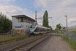 Triebwagen 221106 der VIAS vor dem Stellwerk Riemke (13.06.2024)