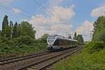 Triebwagen 221106 der VIAS am Bahnübergang Südstraße in Herne (13.06.2024)