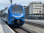 Hier zu sehen bei der Einfahrt in den Bahnhof Wangen ein Stadler FLIRT von Go-Ahead am 02.03.2024