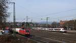 187 106 mit einem Kesselzug und eine RB10 nach Frankfurt durchfahren Wiesbaden Ost. Aufgenommen am 23.2.2019 13:57