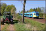 Während der Feldarbeit am Bauernhof Wortmann in Hasbergen kommt hier am 23.04.2020 um 9.05 Uhr der ET 9.05 der Eurobahn nach Osnabrück vorbei.