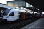 Fahrplanwechsel in Duisburg: Die Eurobahn ersetzt mit Ihren Flirts (428er) die 425er der DB Regio fr den RE3 (Dsseldorf - Hamm) / Rechts im Bild eine 422er der S1, die nun von Solingen - Dortmund verkehrt / Aufgenommen am 13. Dezember 2009 um 12:06 Uhr im Duisburger Hbf