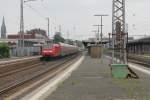 Hier nhert sich ein Eurobahn Flirt heimlich von hinten einem RE1 bereit zur Abfahrt in Paderborn am 9.6.13