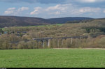 Ein Eurobahn FLIRT überfährt am 16. April 2016 den Altenbekener Viadukt.