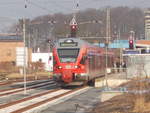 Nicht ganz passen die Flirtzüge,in Bergen/Rügen,am Bahnsteig von Gleis 4.Am 429 030 kann man es erkennen,das die erste Tür über den Bahnsteig hinaus liegt.Aufnahme vom 21.Januar 2018.