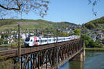 429 105 und ein unerkannt gebliebener CFL KISS überqueren am 23.04.2024 die Mosel bei Bullay.