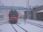 RE 13024 Binz-Stralsund kmpfte sich,am 06.Februar 2013,durch heftigen Schneefall bis nach Bergen/Rgen.