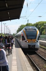 Hier fhrt eine Eurobahn FLIRT Doppeltraktion mit fhrendem ET 7.05 als RE 13 nach Venlo am 9.5.13 in Viersen ein.