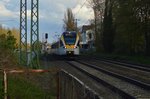 Am Sonntag den 17.4.2016 fährt der Eurobahn-Triebwagen ET 7.08 als RE13 nach Venlo.
Gerade hat er den Bahnsteig Gleis 2 in Dülken verlassen und fährt gleich in den eingleisigen Abschnitt zwischen Dülken und Kaldenkirchen ein. 17.4.2016