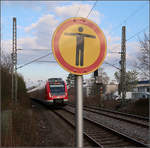 Unter dem Stopmännchen -    Einfahrt einer S2 in Richtung Stuttgart in die Station Rommelshausen.