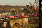 Noch gibt es sie, die komplett roten S-Bahnen: 430-Langzug als S3 Backnang - Stuttgart-Vaihingen am 18.12.2023 auf der Neckarbrücke in Stuttgart-Bad Cannstatt.