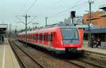 Die S 6 mit dem 430 084 an der Spitze fährt am 01.04.2016 in Böblingen ein