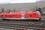 DB 440 815-9 bei der Bereitstellung als RE 4787 nach Nürnberg Hbf, am 04.02.2025 in Würzburg Hbf. Standort öffentlicher Weg neben den Gleisen.