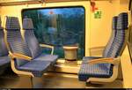 Blick auf eine Vierer-Sitzgruppe in einer BR 442 (Bombardier Talent 2) der S-Bahn Mitteldeutschland (DB Regio Südost), ex DB Regio NRW. Beinfreiheit sieht anders aus.
Aufgenommen in S 37762 (S7) von Halle(Saale)Hbf Gl. 13a nach Halle-Nietleben. [22.4.2018 | 20:28 Uhr]