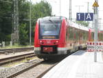 Triebzug 442 344/844 der -DB AG- als RB 17 (Zug 13953) aus Wismar kommend fährt am Gleis 2 ein.