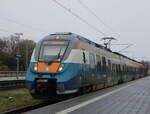 50 Jahre Rostocker S-Bahn Hamster 442 837 als S1 von Warnemünde nach Rostock Hbf bei der Ausfahrt am 15.11.2024 in Warnemünde.