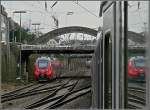 Wie ein Hamster mit vollgestopften Backentaschen sieht der Triebzug der BR 442 aus, als der IC Luxemburg-Koblenz am 18.03.10 in Trier an ihm vorbeifhrt.