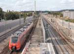 Blick in Erlangen von der Brücke der Paul-Gossen-Straße nach Norden: 442 250 fuhr am 9.8.14 Richtung Nürnberg noch westlich am neuen Bahnsteig vorbei.