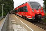 442 255 von DB kommt als Umleiter aus Köln nach Aachen-Hbf  und fährt durch Kohlscheid aus Richtung Herzogenrath und fährt die Kohlscheider-Rampe hoch nach Aachen-West.
Bei Sonnenschein am Nachmittag vom 28.6.2015.