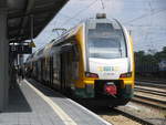 Triebzug ET 445.112 der -ODEG- als RE 2 (Zug 63971) fährt aus Wismar kommend am Gleis 1 ein.