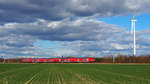 In der Kramerkurve (oder auch  Schweineohr ; Überfahrt von der Anhalter Bahn zum Berliner Außenring) fährt RE 5 (RE 3513) Richtung Wünsdorf-Waldstadt, gezogen von 445 004.

Großbeeren, der 03.04.2021