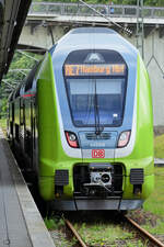Der als RE 7 verkehrenden Elektrotriebzug 445 018 wartet auf die Abfahrt nach Hamburg, so gesehen Anfang Juni am Flensburger Bahnhof.