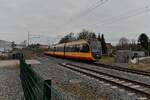 Nachschuß auf einen S41 Doppelzug an dessen Ende der AVG 957 den Zugschluß gibt am ehemaligen Bahnübergang in Gundelsheim.