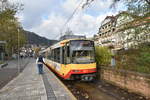 Endhaltestelle Kurpark in Bad Wildbad. Am Samstagmittag den 16.11.2019 steht ein S6/S5 Doppeltriebzug der AVG am Bahnsteig der von Wildbad nach Pforzheim zurück fährt und dort flügeln wird, in dem Fall der zu sehende Triebwagen 897 der hier den Zugschluß markiert. Was ich jetzt merkwürdig finde ist die Tatsache das sich an diesen Triebwagen von aussen keine NVR-Nummer am Fahrzeug befindet.