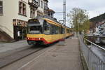 Entlang der Enz fährt ein S6 Zug durch Bad Wildbad seiner Endstation Kurpark entgegen am Samstag den 23. November 2019.