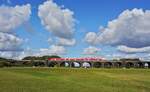 Auf den Vorlandbrücken der Rheinbrücke zwischen Duisburg-Rheinhausen und Duisburg-Hochfeld fährt ein unbekannter 1440 mit einem Zug der Rhein-Niersbahn am 12.10.2024 von Aachen nach Essen 