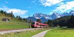 2442 203 ist am 07.10.2024 auf der Mittenwaldbahn unterwegs. Der Triebwagen hat den Bahnhof Klais verlassen und rollt nun bergab in Richtung Garmisch-Partenkirchen.