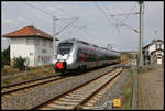 Abellio ET 9442119 aus Sangerhausen fährt hier am 17.8.2020 um 13.22 Uhr in den Haltepunkt Etzleben ein.