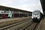 Abellio 9442 812 als RB 74673 (Saalfeld (S) - Halle (S) Hbf) am Bahnsteig 3 und abellio 9442 804 als RB 74623 (Eisenach - Leipzig Hbf) am 12.11.2023 in Naumburg (S) Hbf.