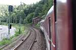 Ach wie war das schön, wenn man in den Nahverkehrstriebwagen noch die Fenster öffnen und sich den Fahrtwind um die Nase wehen lassen konnte. So geschehen bei einer Sonderfahrt des SVG 425 420 am 30.08.2004 auf der Neckartalbahn von Heidelberg in Richtung Eberbach kurz vor Neckargemünd.